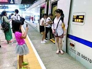 北京至雄安直达动车首发受捧 北京去白洋淀无需再绕行