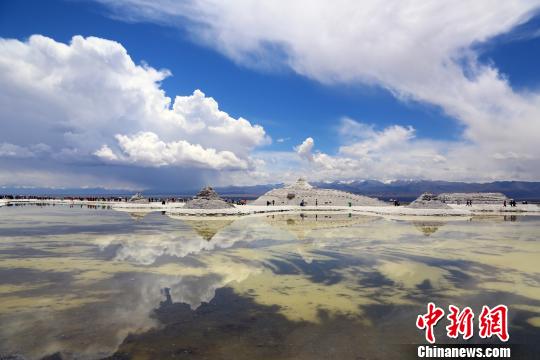 中国版“天空之镜”茶卡盐湖 2017年游客接待量破百万