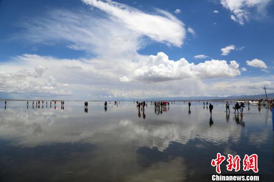 中国版“天空之镜”茶卡盐湖 2017年游客接待量破百万