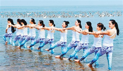 鄱阳湖畔上演“瑜伽秀”