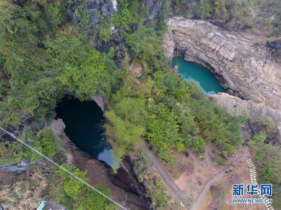 广西都安：美丽神奇的天窗（组图）