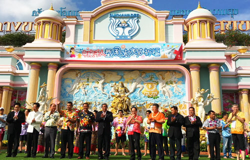 中旅总社泰国举办千人泼水节祈福活动 中旅总社泰国举办千人泼水节祈福活动