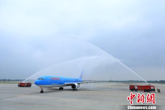 南京—米兰航线首飞 填补江苏至意大利及南欧空路空白 南京—米兰航线首飞。 徐伟 摄