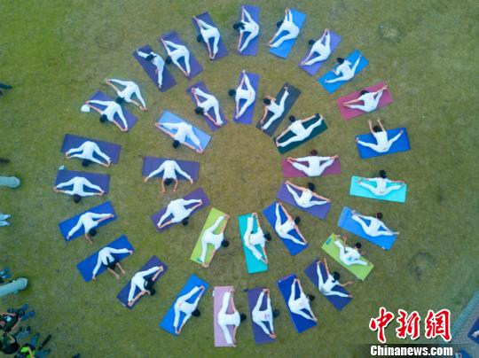 无锡瑜伽爱好者“七彩花园”中备战国际瑜伽节
