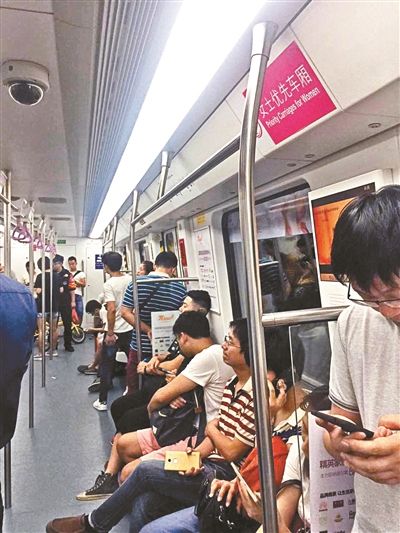 深圳地铁回应“女士车厢男多女少”：不是女士专用