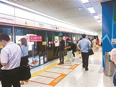深圳地铁回应“女士车厢男多女少”：不是女士专用