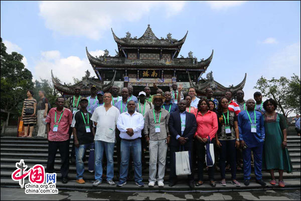 12个国家的31位非洲新闻官员来访四川都江堰