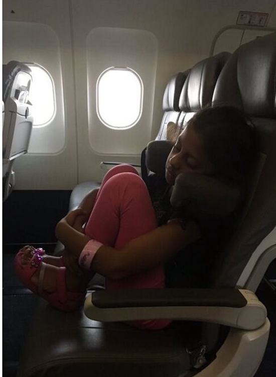 又是美联航！女童见整排空位也不敢躺睡