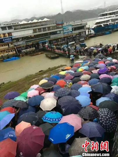 国庆中秋长假过半 近10万人冒雨游三峡大坝