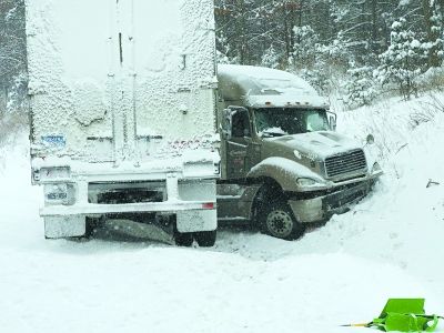 美大湖区强降雪致上千航班取消