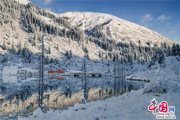 清明小长假可来达古冰川赏桃花玩雪看云海