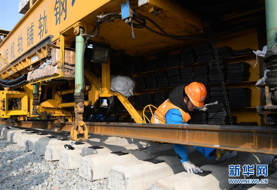 辽宁卧龙湖再现“冰湖腾鱼”胜景(最新发布)