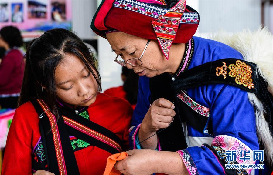 辽宁卧龙湖再现“冰湖腾鱼”胜景(最新发布)