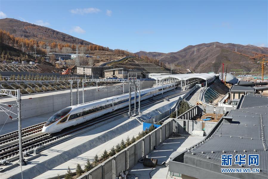 辽宁卧龙湖再现“冰湖腾鱼”胜景(最新发布)