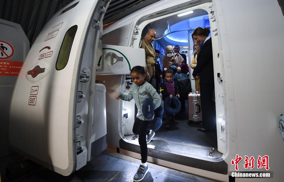 辽宁卧龙湖再现“冰湖腾鱼”胜景(最新发布)