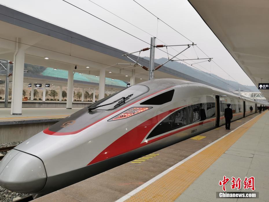 辽宁卧龙湖再现“冰湖腾鱼”胜景(最新发布)