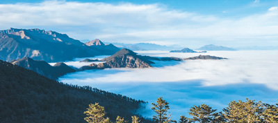 名动古今的西岭雪山,常常以其后山风景区闻名遐迩.