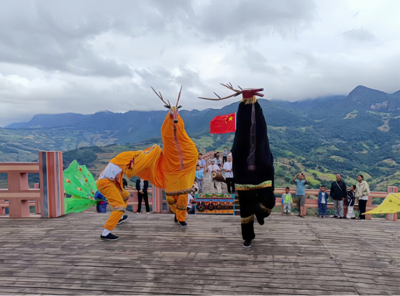 云南西盟：文旅活动精彩纷呈 佤族特色村寨国庆假期人气十足