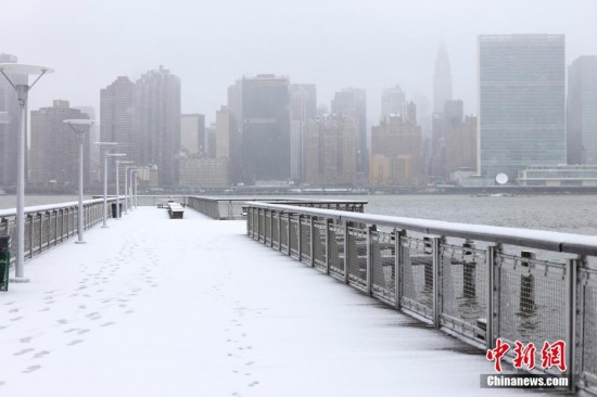 美国纽约降下大雪 民众冒雪出行