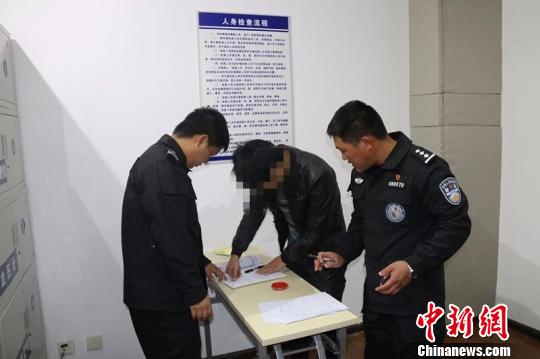 丽江一导游言语威胁游客购买银器 被拘留3日