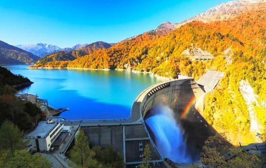 日本富山著名景点黑部大坝开始放水进入夏季旅游旺季