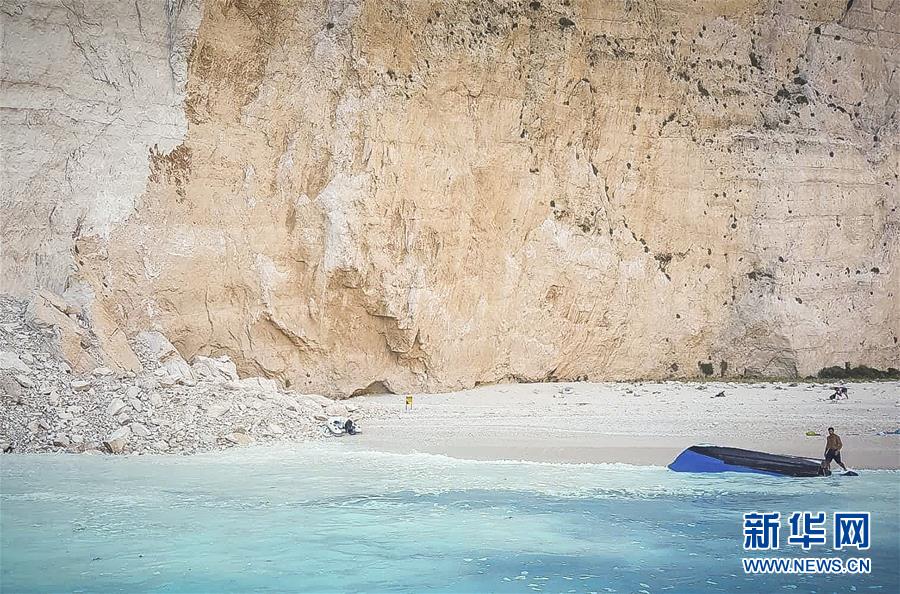 希腊悬崖落石引发巨浪致三条游船倾覆