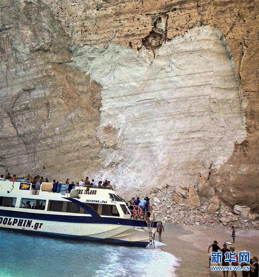 希腊悬崖落石引发巨浪致三条游船倾覆
