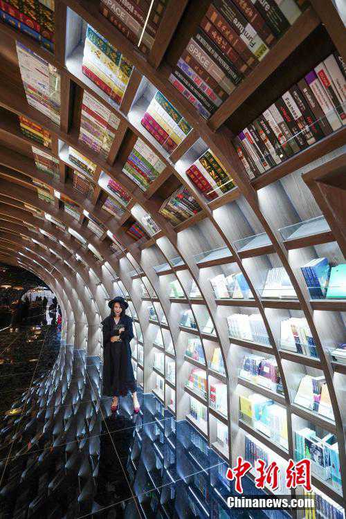 书店设计融入喀斯特地貌 隧道造型令人眼前瞩目