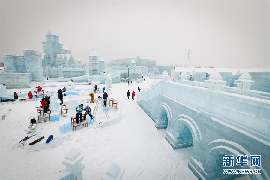 哈尔滨国际冰雕比赛：“芳容”初现