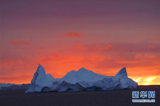 美丽的南极午夜冰山