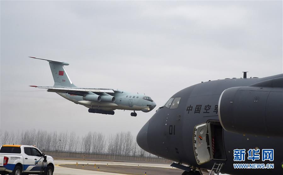 空军出动3型11架运输机多地同步向武汉空运医疗队员
