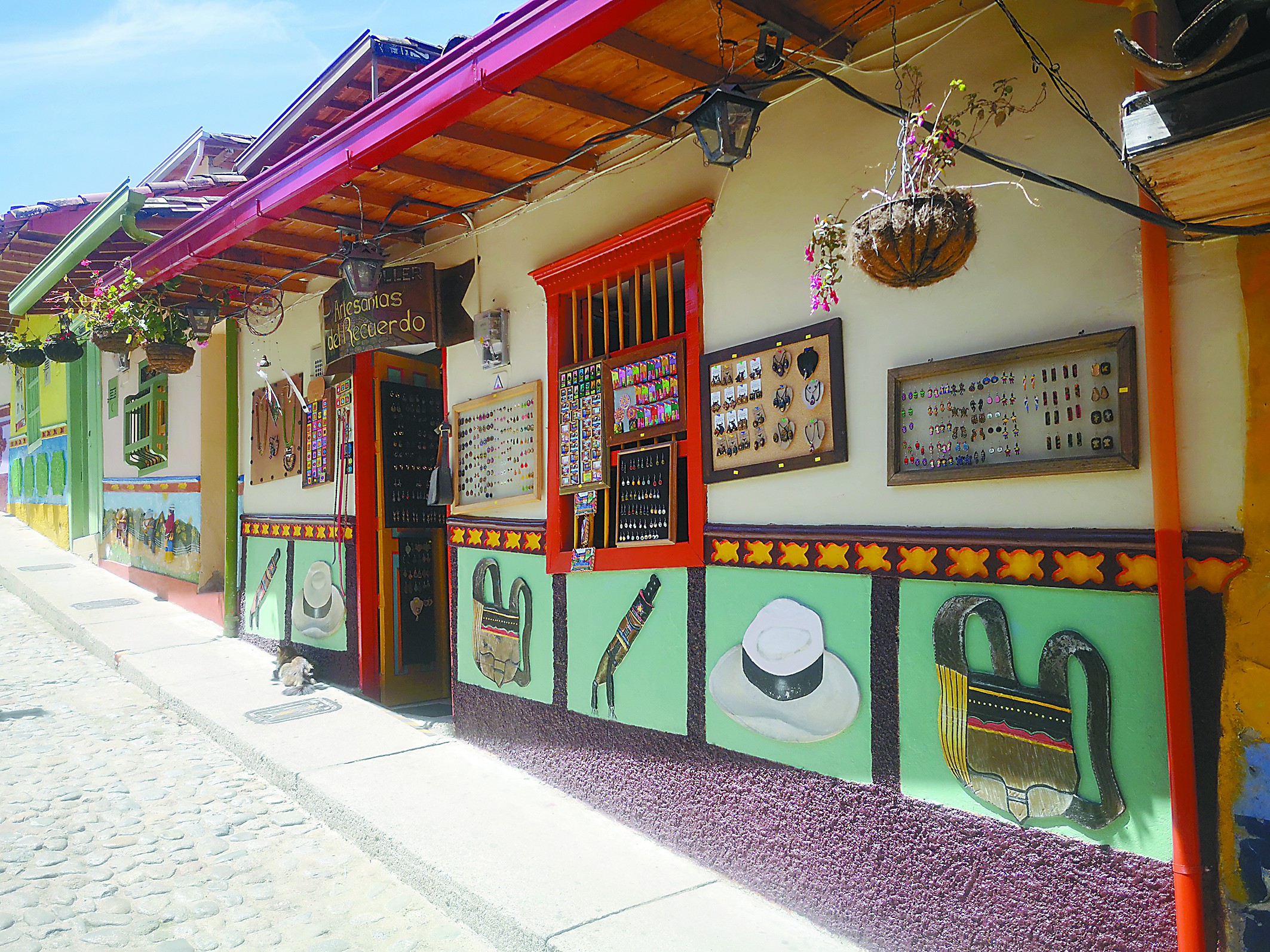 哥伦比亚小镇，家家墙上“印名片”