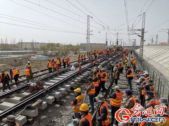 格库铁路与青藏铁路今日接轨积极促进沿线地区脱贫致富