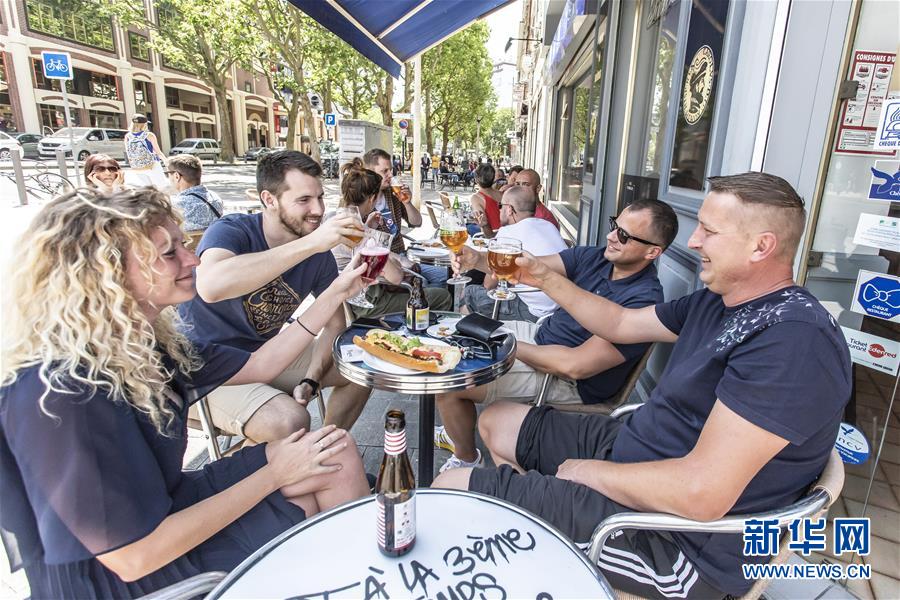 法国进入解禁第二阶段 餐馆酒吧重新开放