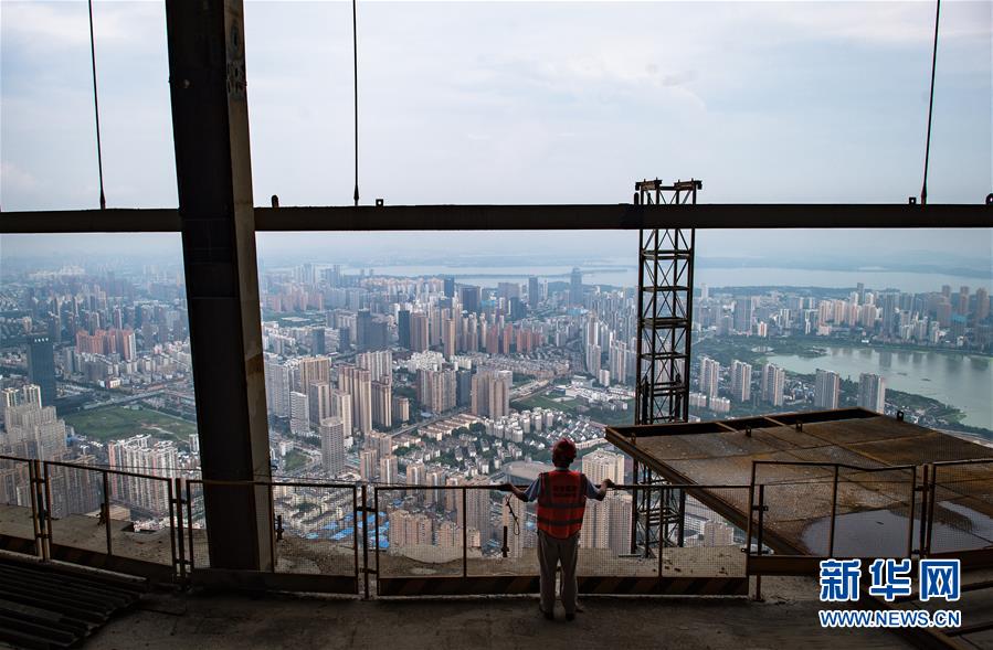 俯瞰长江的建设者