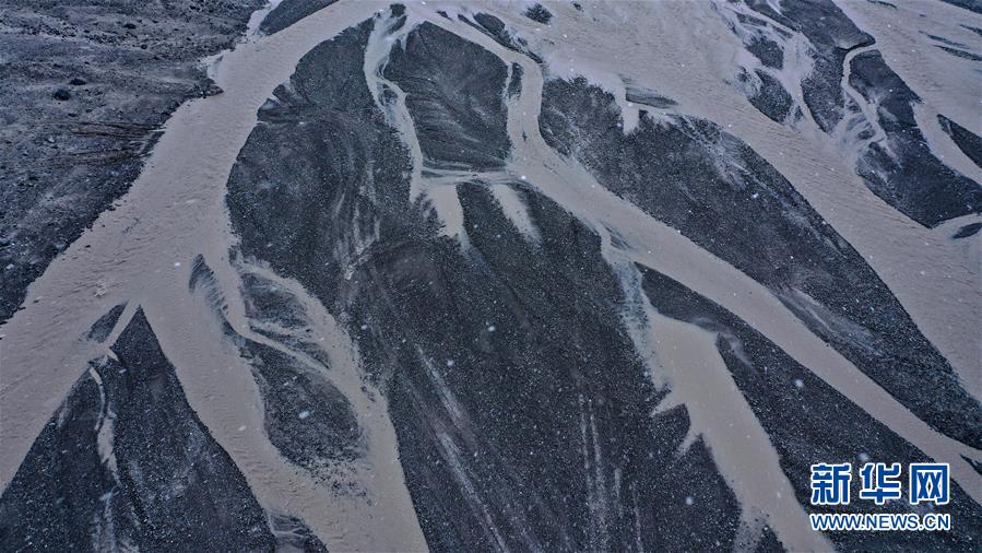 鸟瞰长江源最雄伟的冰川——岗加曲巴冰川