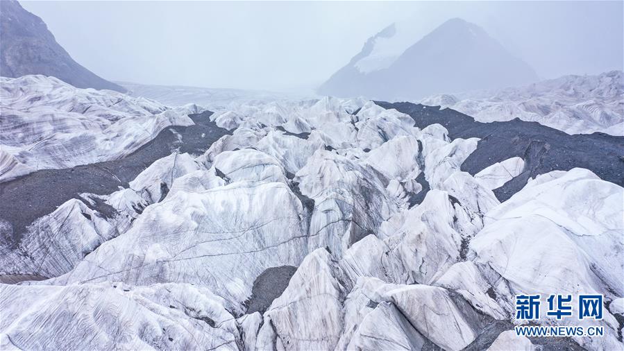 鸟瞰长江源最雄伟的冰川——岗加曲巴冰川