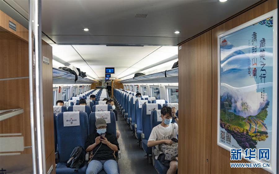 首列西藏旅游主题高铁冠名列车在沪首发