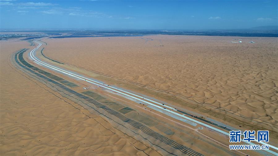 沙漠公路“植绿人”