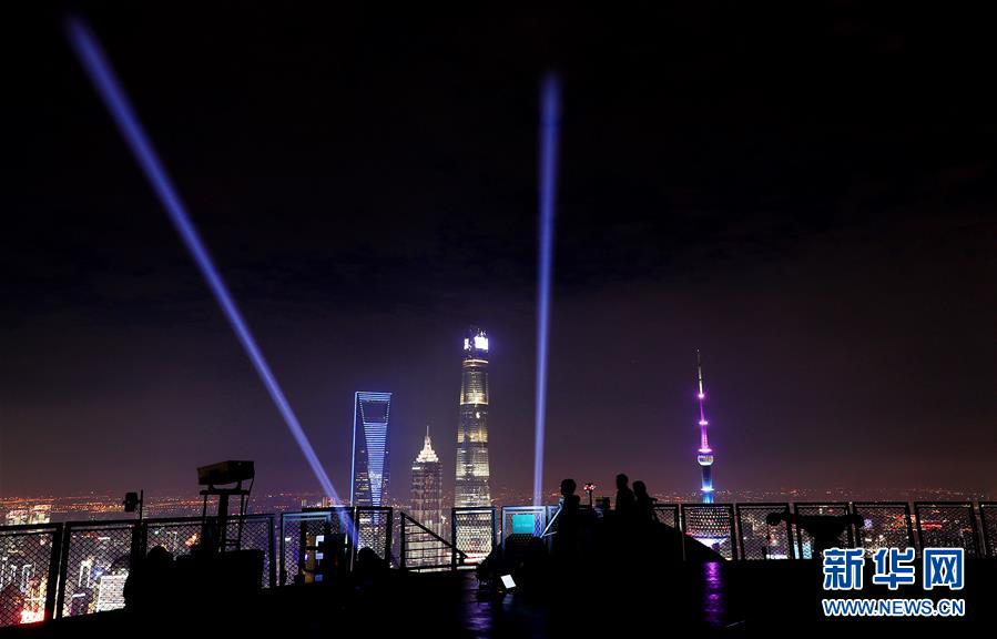 上海：灯光璀璨迎进博