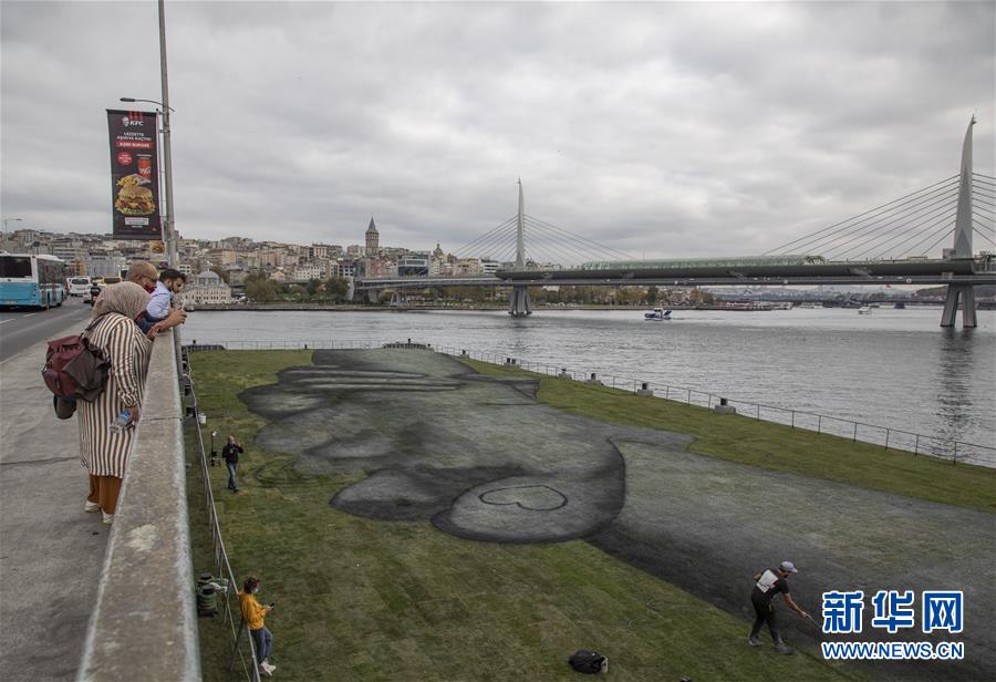 法艺术家在伊斯坦布尔绘制巨幅露天画作