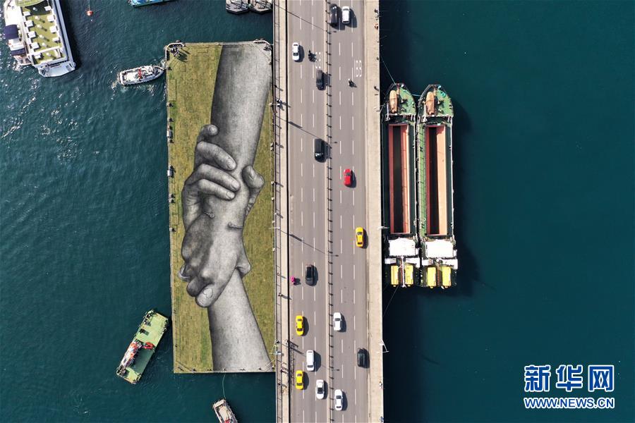 法艺术家在伊斯坦布尔绘制巨幅露天画作