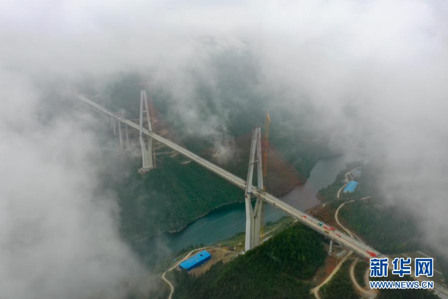 贵州遵余高速湘江大桥贯通