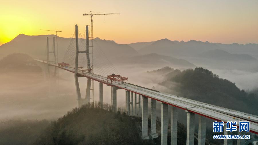贵州都安高速云雾大桥成功合龙