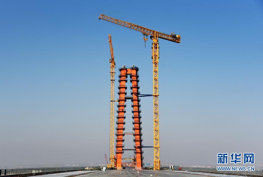 世界最大跨度三塔自锚式悬索桥三塔封顶