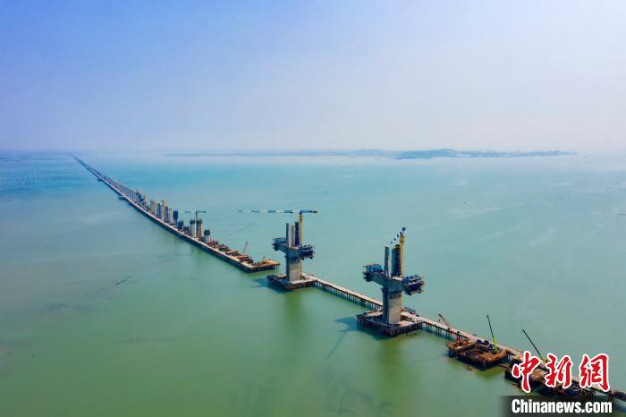福厦高铁湄洲湾跨海大桥实现主塔封顶