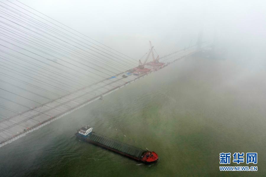 赤壁长江公路大桥成功合龙