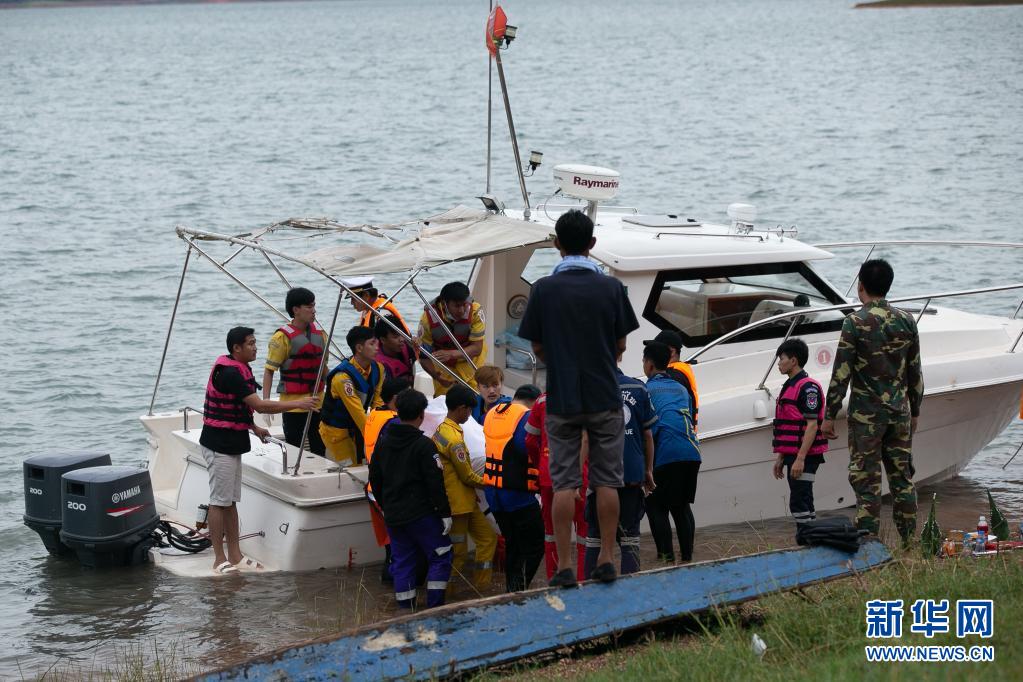 老挝首都附近旅游区翻船事故致8人死亡