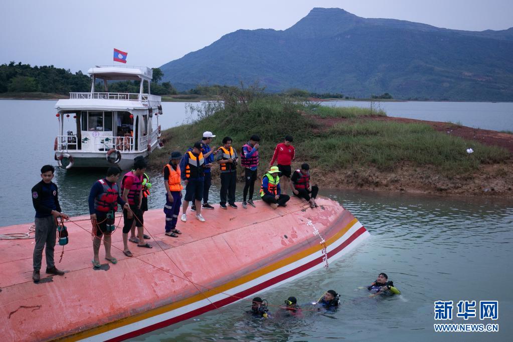 老挝首都附近旅游区翻船事故致8人死亡