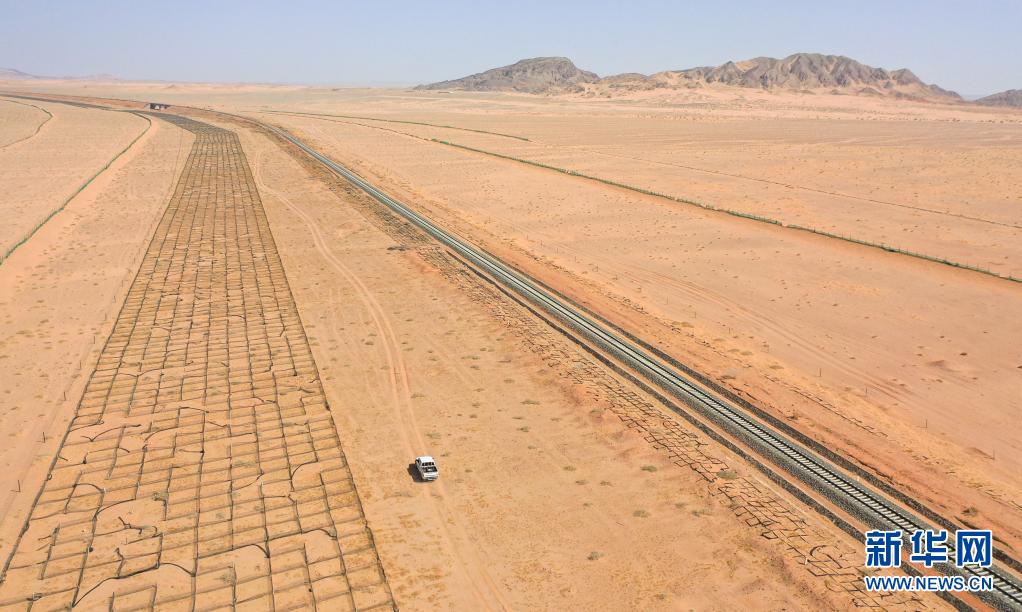 大漠铁路治沙工